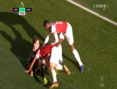 Έκανε κεφαλοκλείδωμα στον Παπασταθόπουλο και «άναψαν τα αίματα»! (βίντεο)